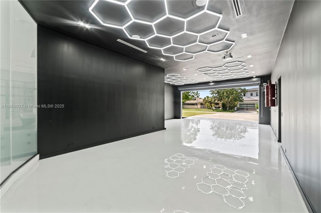 garage for 3 big cars or 4 medium cars