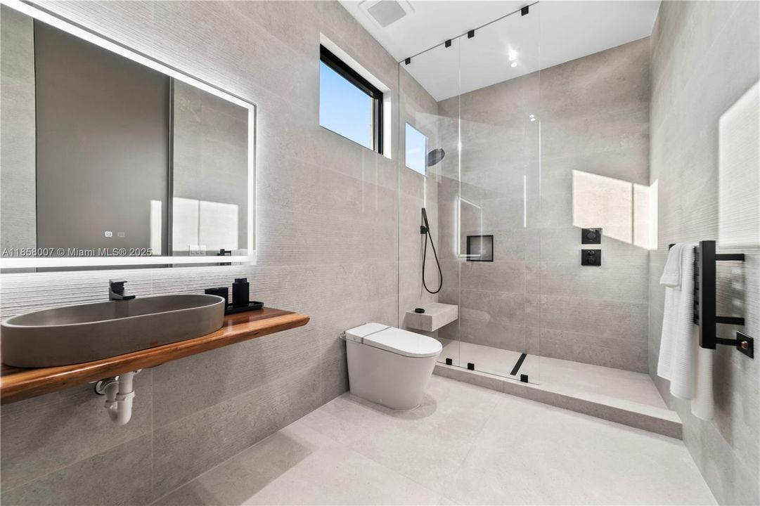 For Sale: $9,690,000 (6 beds, 6 baths, 6997 Square Feet)