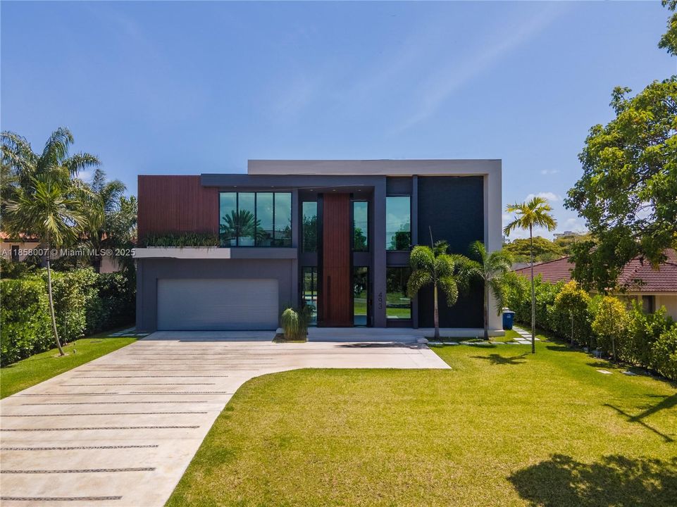 Spacious Drive Way for multiple cars