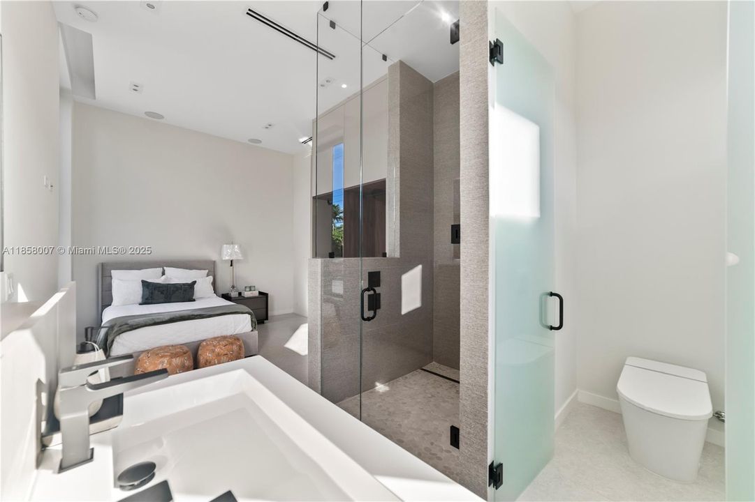 For Sale: $9,690,000 (6 beds, 6 baths, 6997 Square Feet)