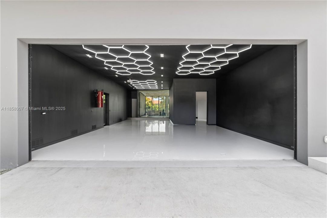 garage for 3 big cars or 4 medium cars