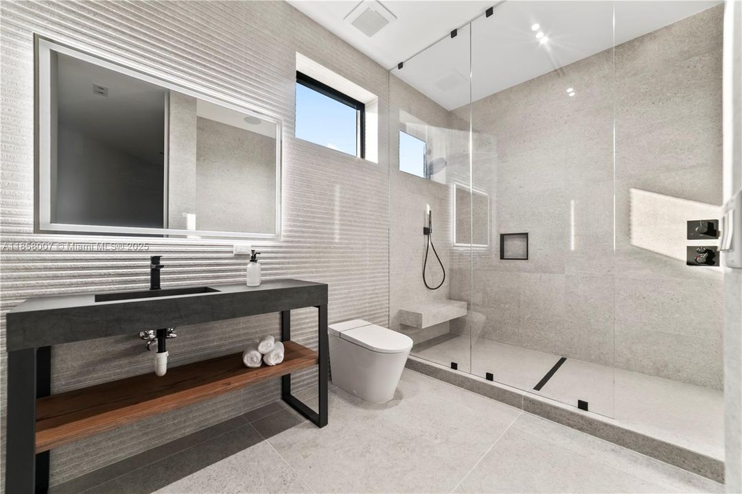 For Sale: $9,690,000 (6 beds, 6 baths, 6997 Square Feet)