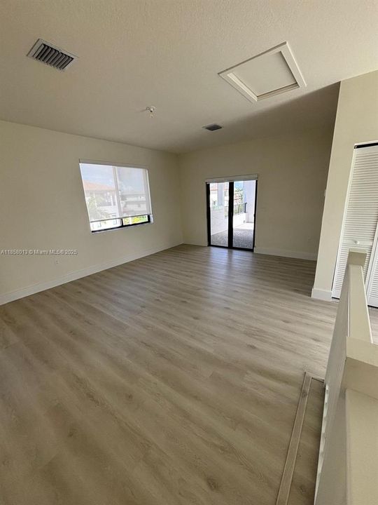 Под контрактом: $4,600 (3 спален, 2 ванн, 2070 Квадратных фут)