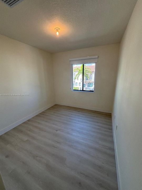 Под контрактом: $4,600 (3 спален, 2 ванн, 2070 Квадратных фут)