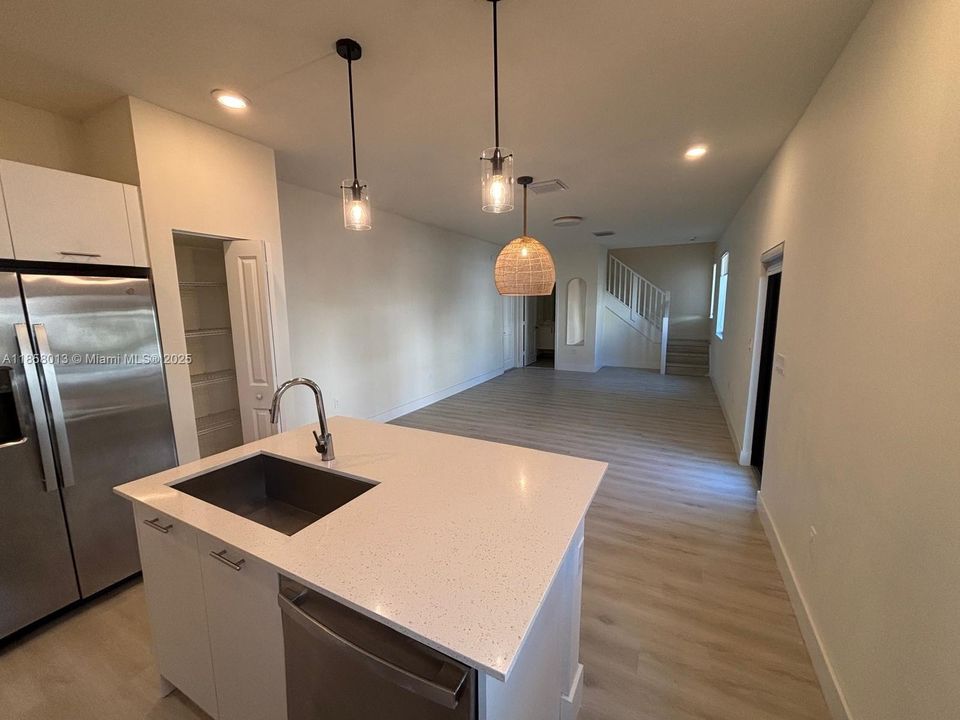 Под контрактом: $4,600 (3 спален, 2 ванн, 2070 Квадратных фут)