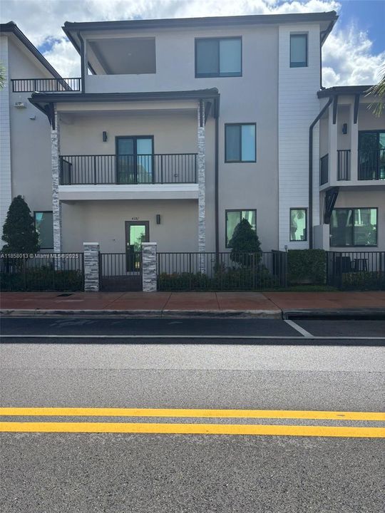 Под контрактом: $4,600 (3 спален, 2 ванн, 2070 Квадратных фут)