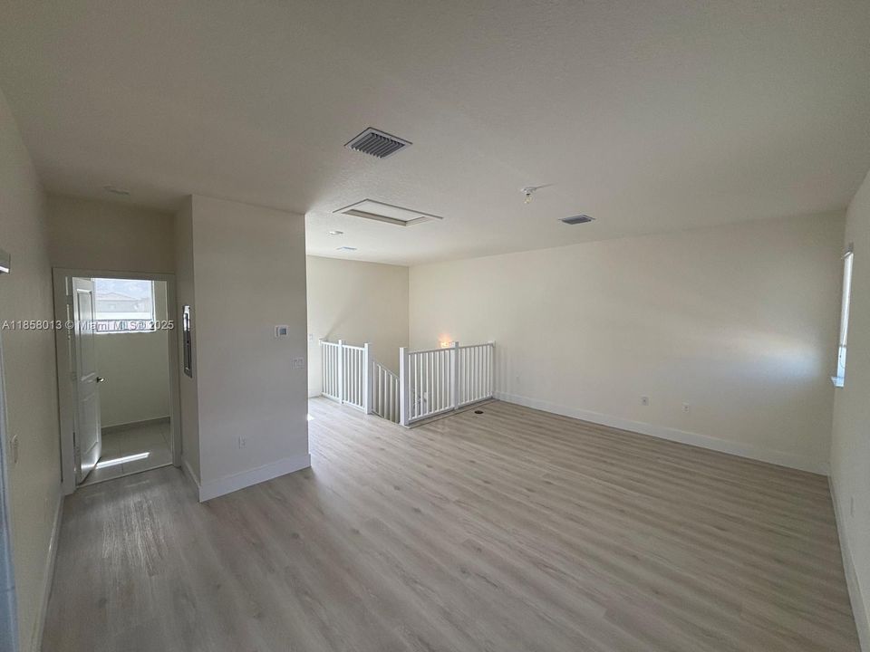 Под контрактом: $4,600 (3 спален, 2 ванн, 2070 Квадратных фут)