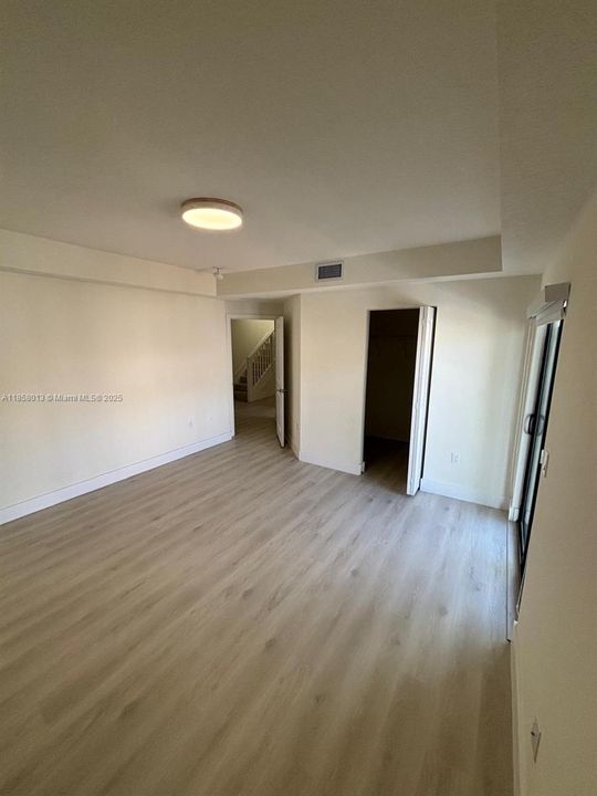 Под контрактом: $4,600 (3 спален, 2 ванн, 2070 Квадратных фут)