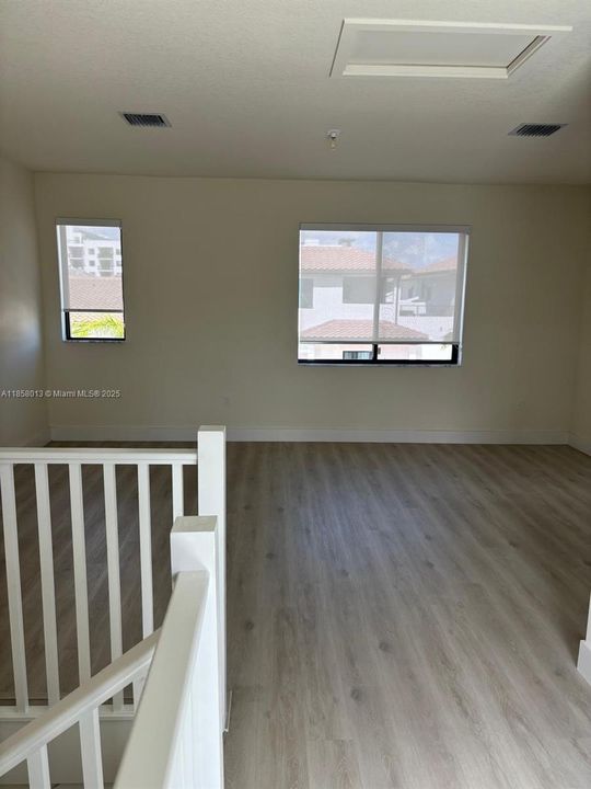 Под контрактом: $4,600 (3 спален, 2 ванн, 2070 Квадратных фут)