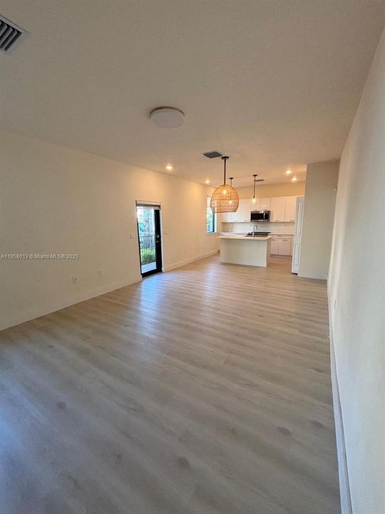 Под контрактом: $4,600 (3 спален, 2 ванн, 2070 Квадратных фут)