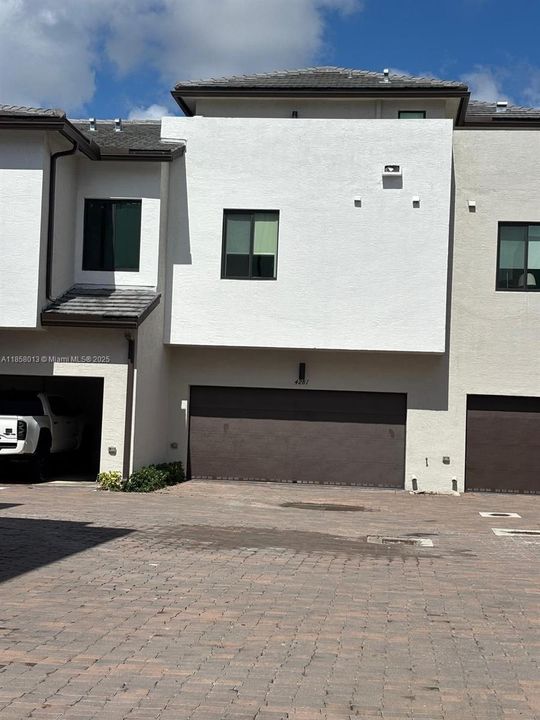 Под контрактом: $4,600 (3 спален, 2 ванн, 2070 Квадратных фут)