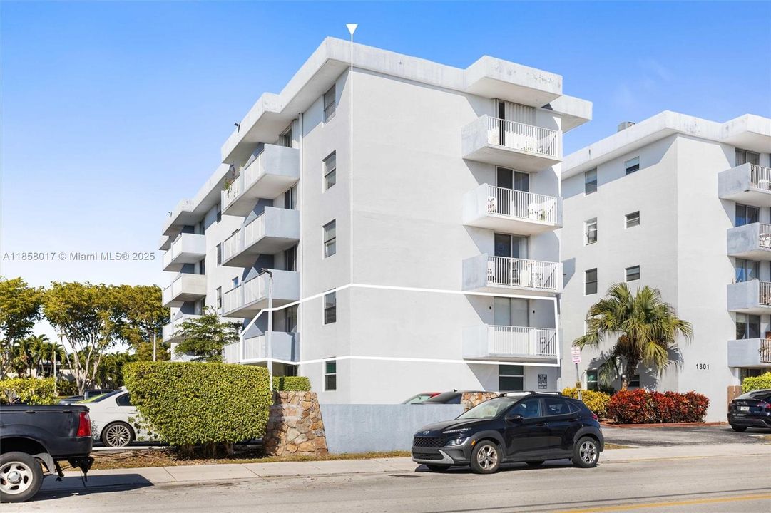 For Sale: $249,000 (2 beds, 2 baths, 900 Square Feet)