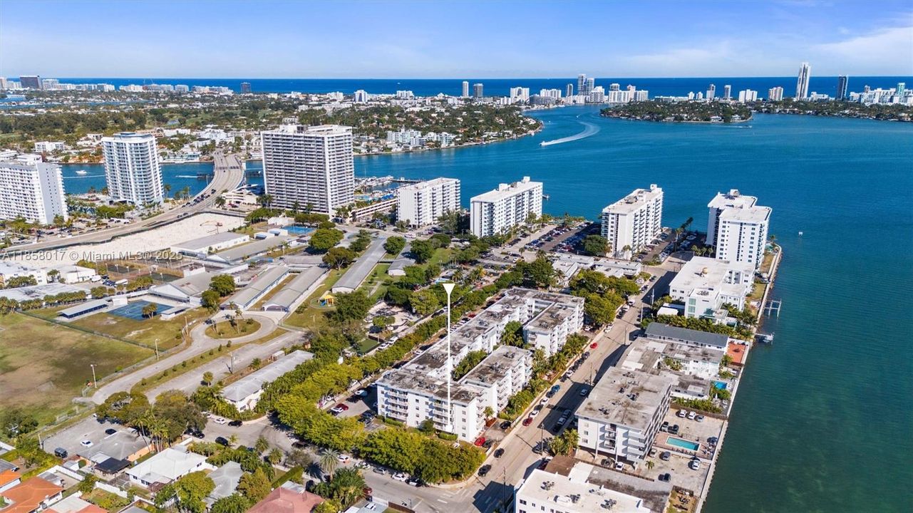 For Sale: $249,000 (2 beds, 2 baths, 900 Square Feet)