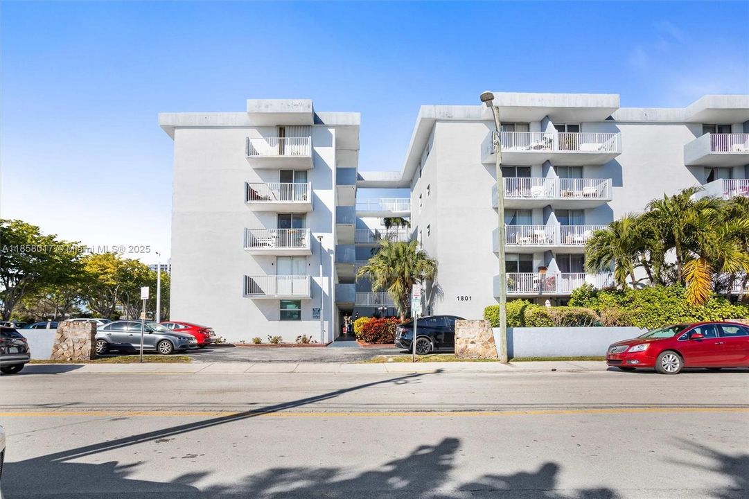 For Sale: $249,000 (2 beds, 2 baths, 900 Square Feet)