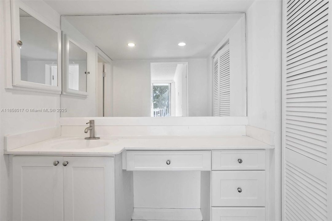 For Sale: $249,000 (2 beds, 2 baths, 900 Square Feet)