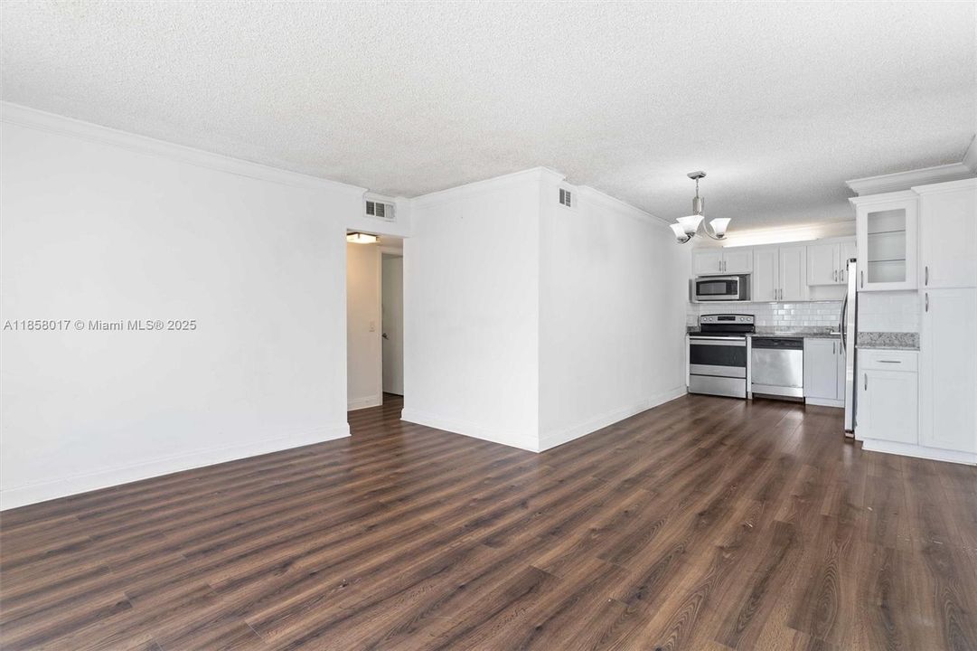 For Sale: $249,000 (2 beds, 2 baths, 900 Square Feet)