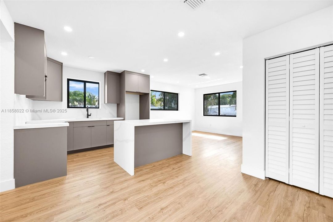 Недавно продано: $515,000 (3 спален, 2 ванн, 888 Квадратных фут)