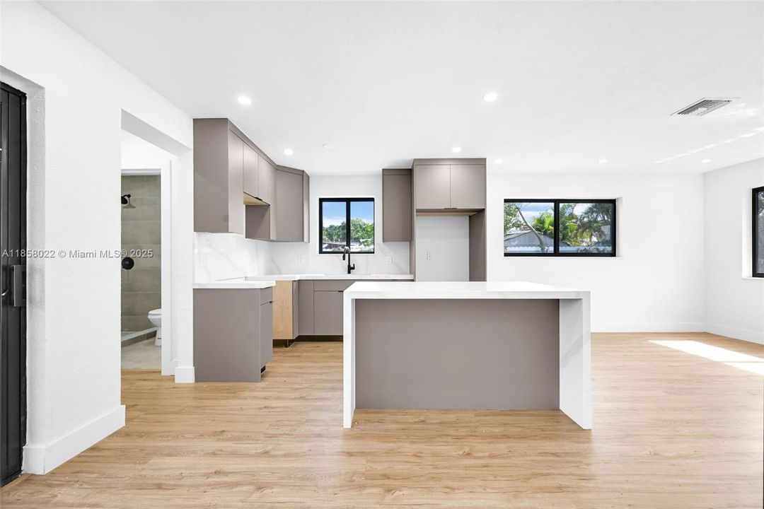 Недавно продано: $515,000 (3 спален, 2 ванн, 888 Квадратных фут)