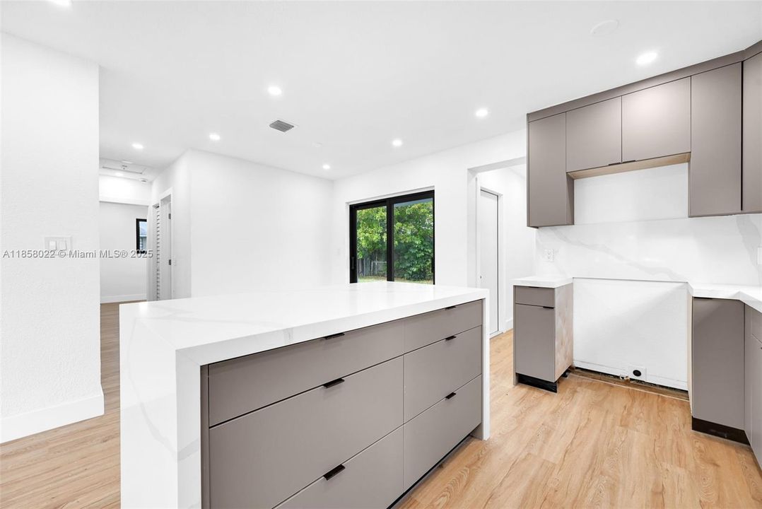 Недавно продано: $515,000 (3 спален, 2 ванн, 888 Квадратных фут)