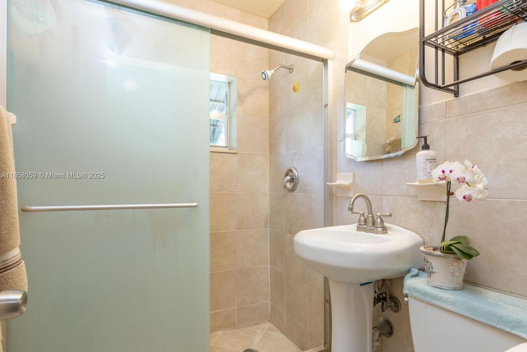 На продажу: $350,000 (2 спален, 1 ванн, 882 Квадратных фут)