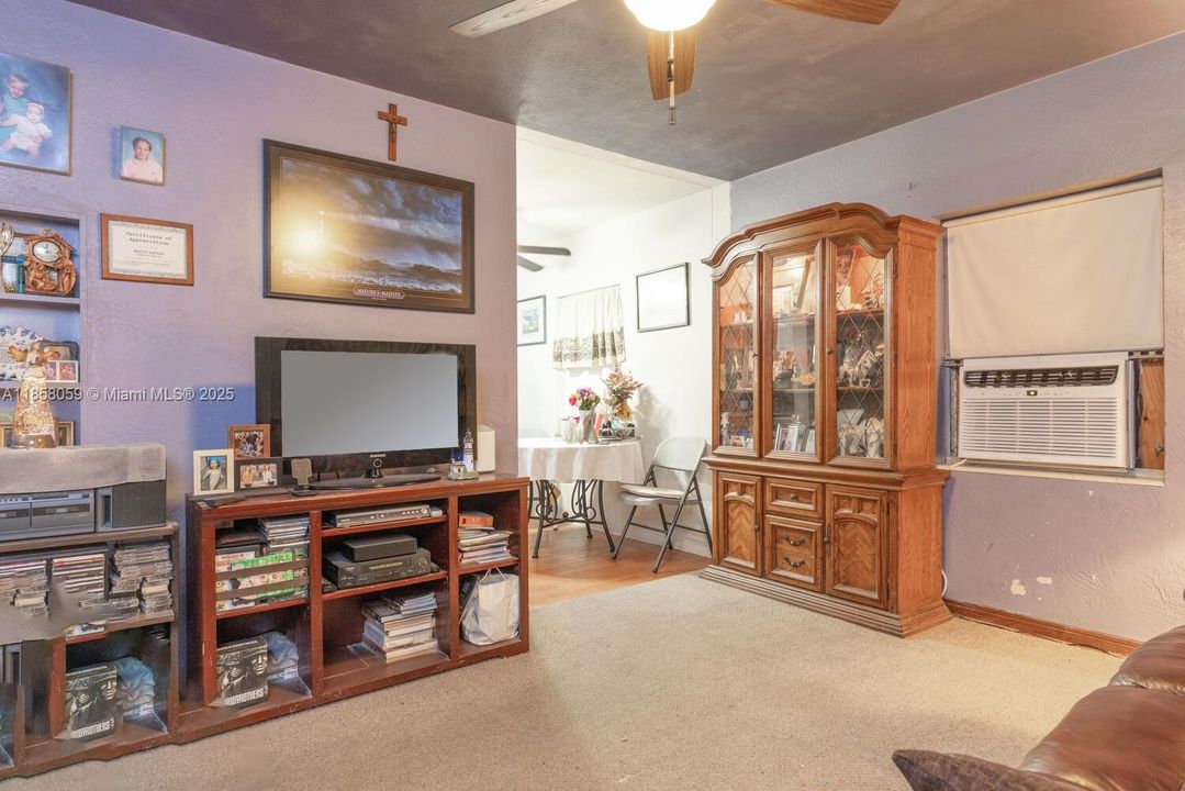 На продажу: $350,000 (2 спален, 1 ванн, 882 Квадратных фут)