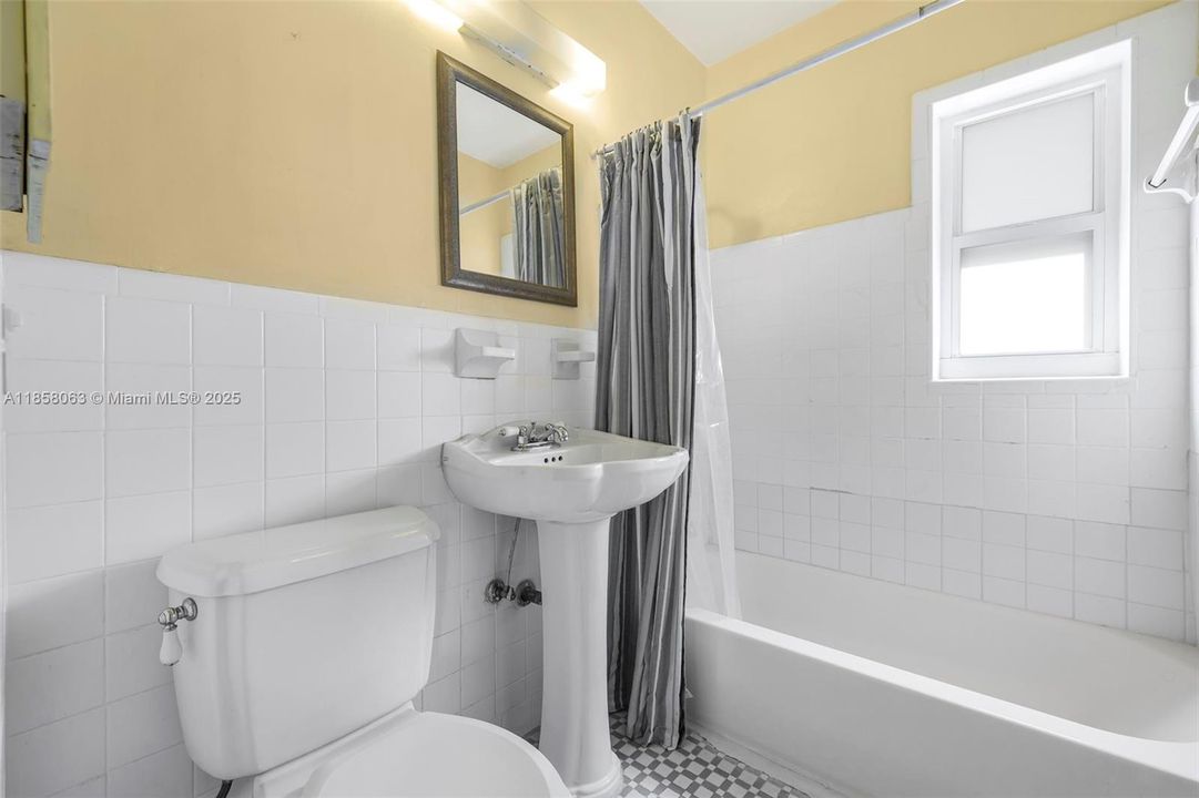 Recently Sold: $400,000 (2 beds, 1 baths, 786 Square Feet)