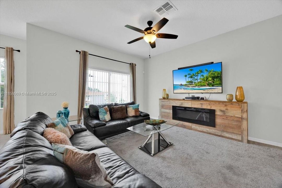 最近售出: $345,900 (3 贝兹, 2 浴室, 0 平方英尺)