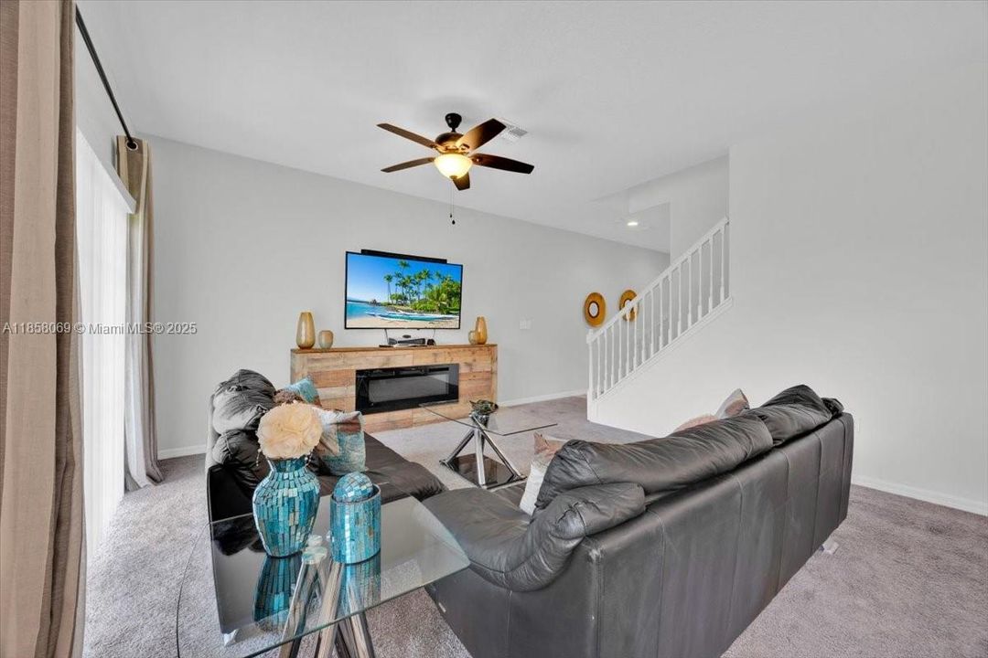 最近售出: $345,900 (3 贝兹, 2 浴室, 0 平方英尺)