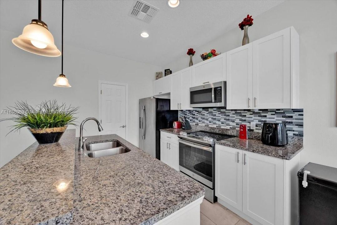 最近售出: $345,900 (3 贝兹, 2 浴室, 0 平方英尺)