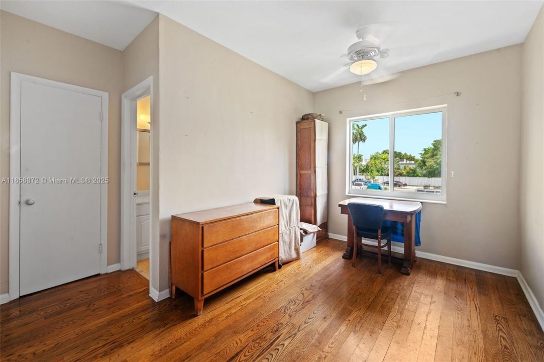 На продажу: $315,000 (1 спален, 1 ванн, 700 Квадратных фут)