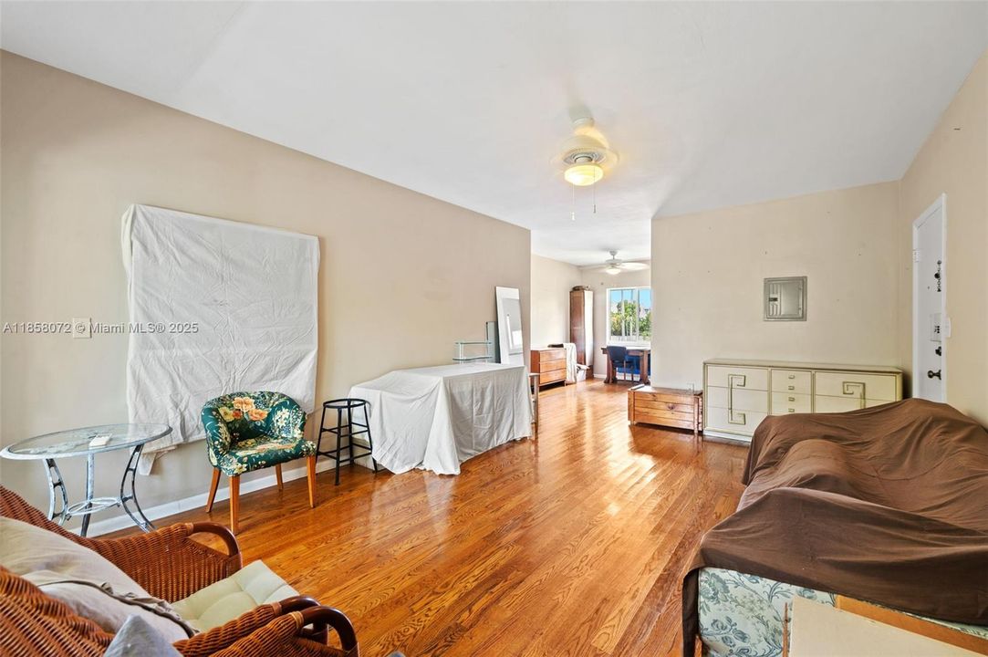 На продажу: $315,000 (1 спален, 1 ванн, 700 Квадратных фут)