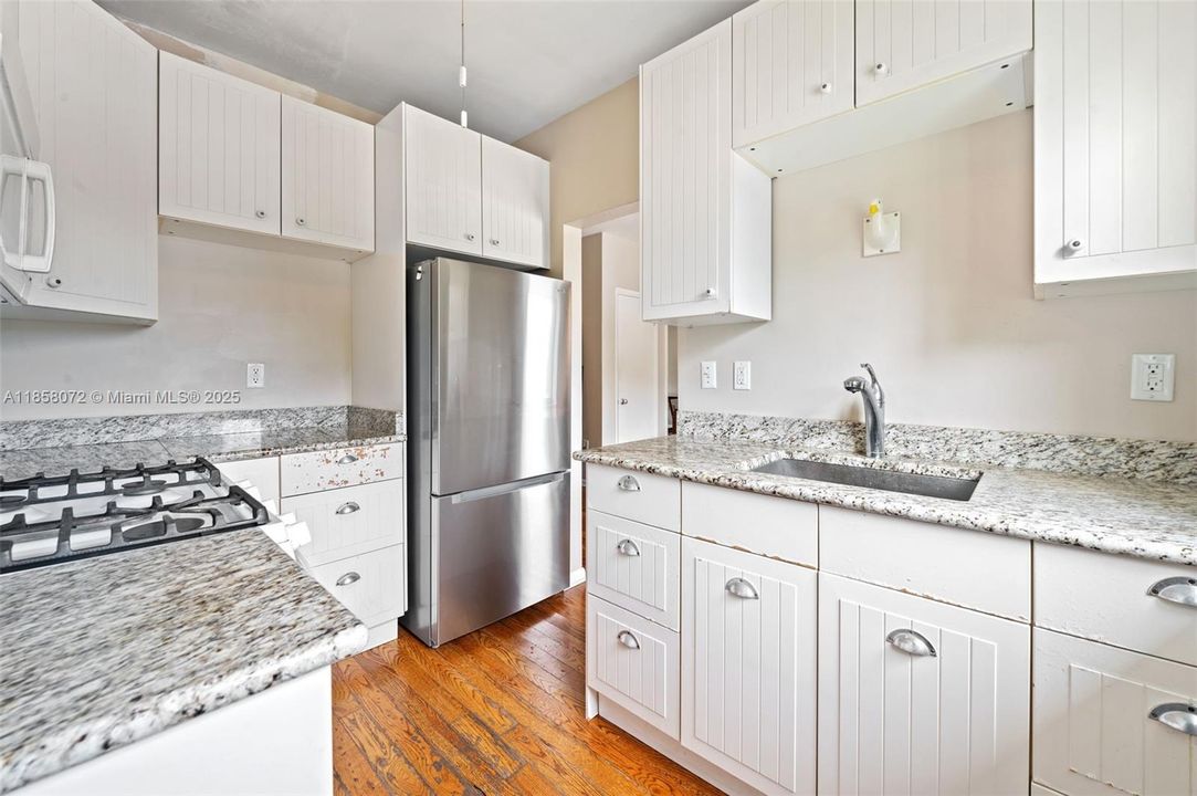 На продажу: $315,000 (1 спален, 1 ванн, 700 Квадратных фут)