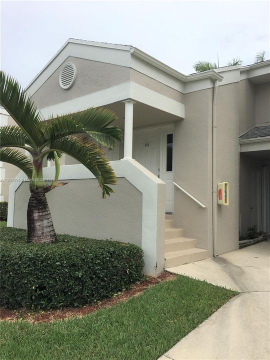 合同活跃: $1,800 (2 贝兹, 2 浴室, 1160 平方英尺)