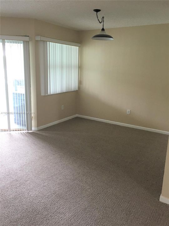 合同活跃: $1,800 (2 贝兹, 2 浴室, 1160 平方英尺)