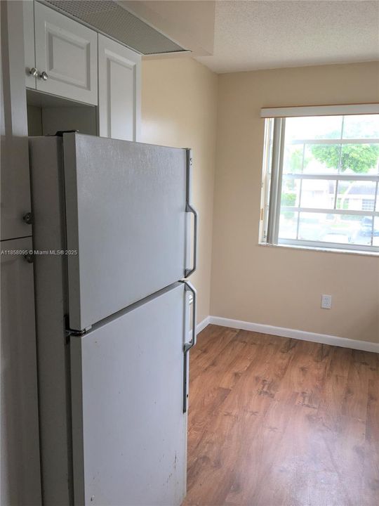 合同活跃: $1,800 (2 贝兹, 2 浴室, 1160 平方英尺)