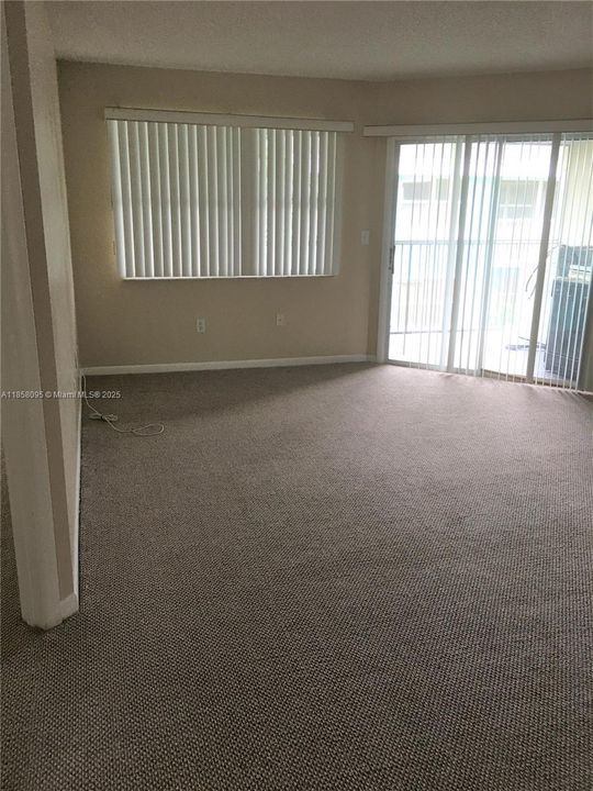 合同活跃: $1,800 (2 贝兹, 2 浴室, 1160 平方英尺)