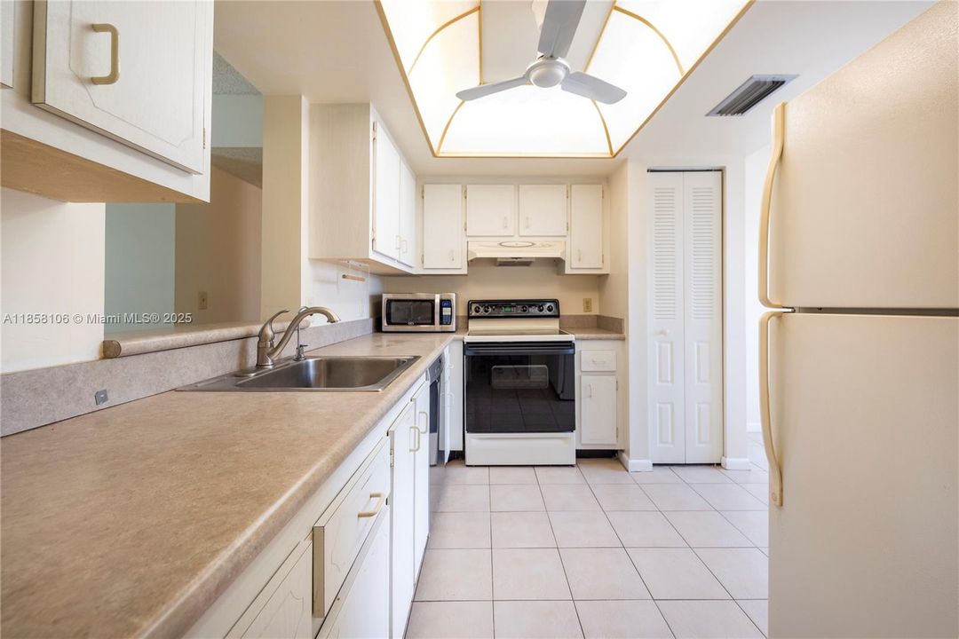 Active With Contract: $115,000 (2 beds, 2 baths, 1000 Square Feet)