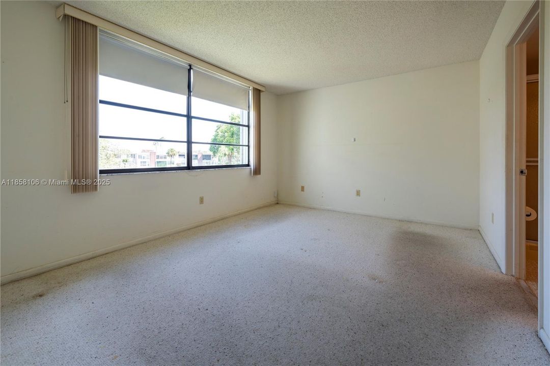 Active With Contract: $115,000 (2 beds, 2 baths, 1000 Square Feet)