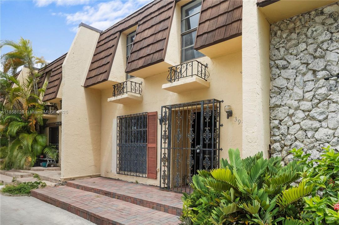 For Sale: $749,900 (2 beds, 2 baths, 1570 Square Feet)