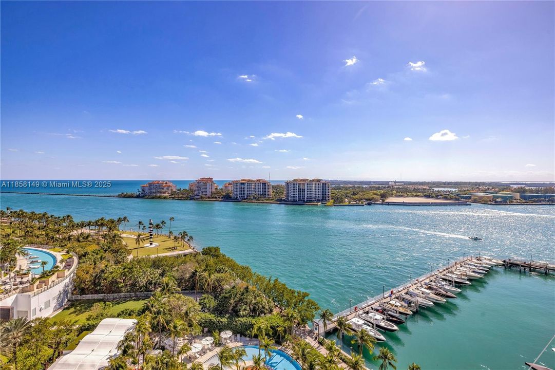 Recently Sold: $2,490,000 (2 beds, 2 baths, 1407 Square Feet)