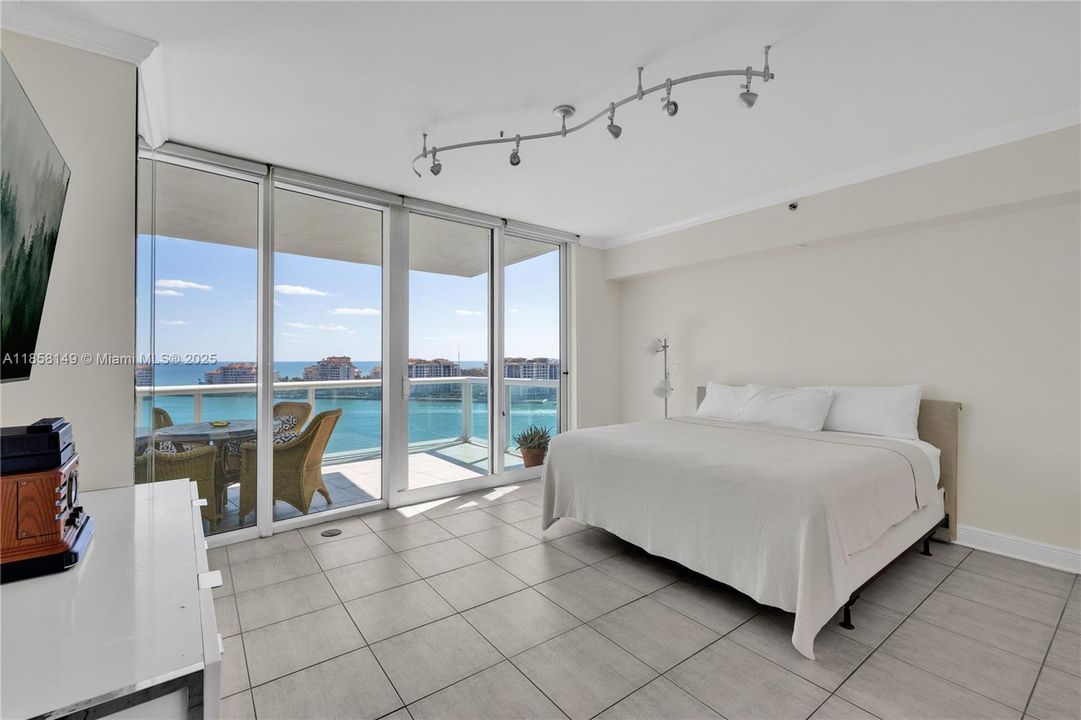 Recently Sold: $2,490,000 (2 beds, 2 baths, 1407 Square Feet)