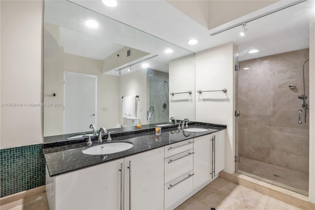 Recently Sold: $2,490,000 (2 beds, 2 baths, 1407 Square Feet)