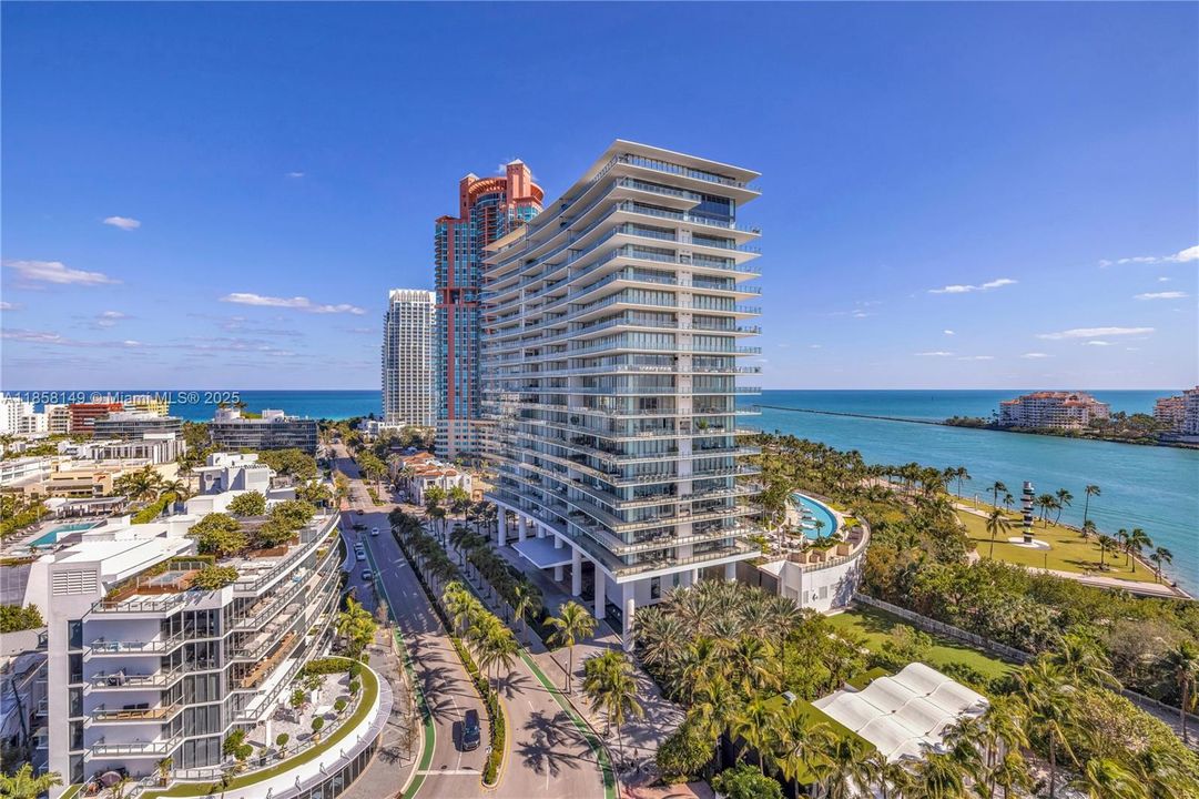 Recently Sold: $2,490,000 (2 beds, 2 baths, 1407 Square Feet)
