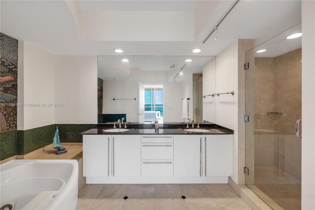 Recently Sold: $2,490,000 (2 beds, 2 baths, 1407 Square Feet)