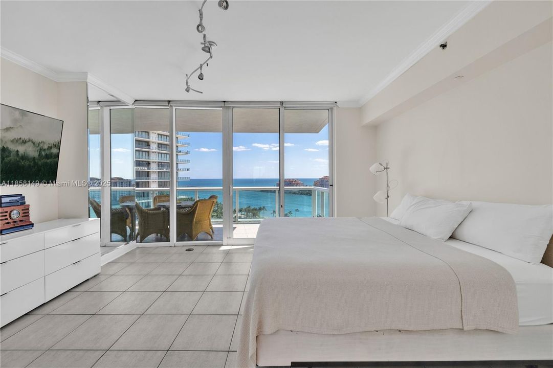 Recently Sold: $2,490,000 (2 beds, 2 baths, 1407 Square Feet)