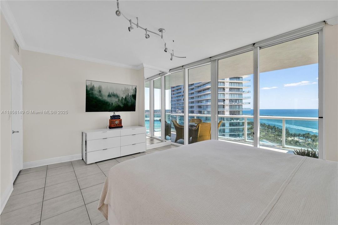 Recently Sold: $2,490,000 (2 beds, 2 baths, 1407 Square Feet)