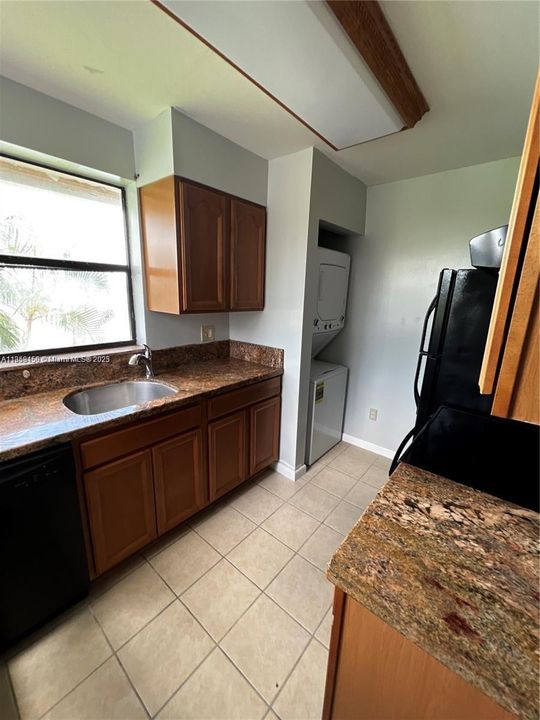 For Sale: $215,000 (2 beds, 1 baths, 863 Square Feet)