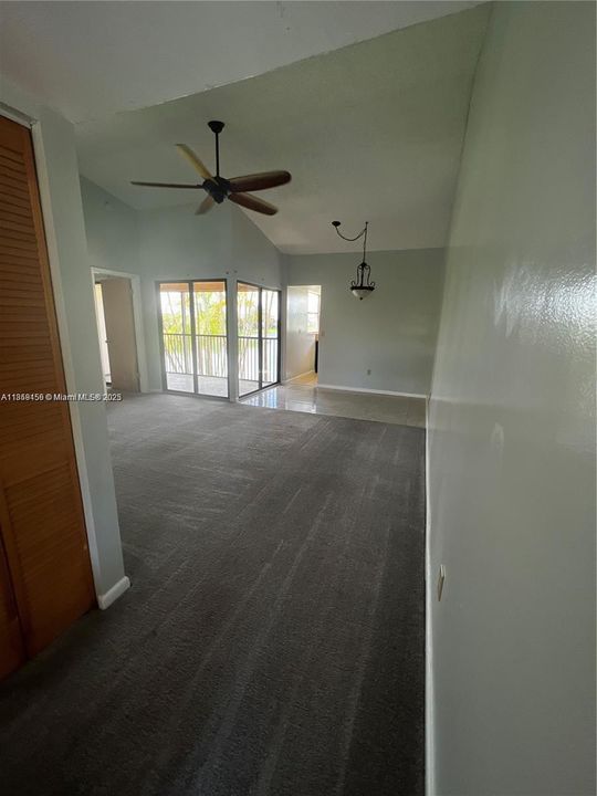 For Sale: $215,000 (2 beds, 1 baths, 863 Square Feet)