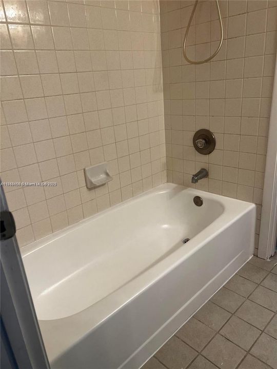 For Sale: $215,000 (2 beds, 1 baths, 863 Square Feet)