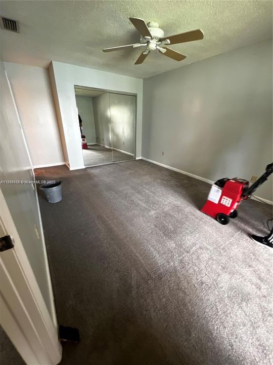 For Sale: $215,000 (2 beds, 1 baths, 863 Square Feet)